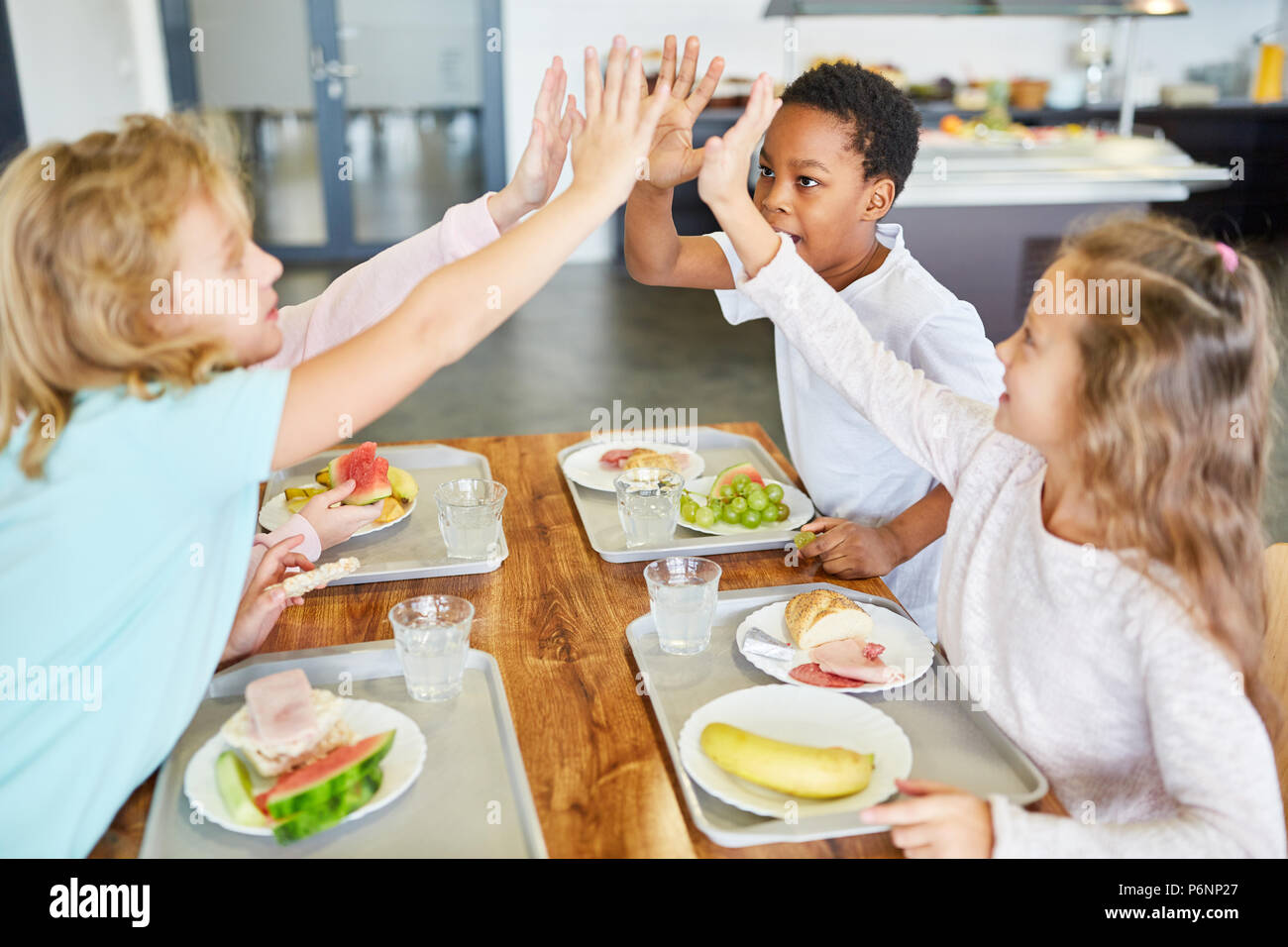 https://c8.alamy.com/comp/P6NP27/children-as-friends-have-fun-in-the-school-canteen-at-lunch-P6NP27.jpg