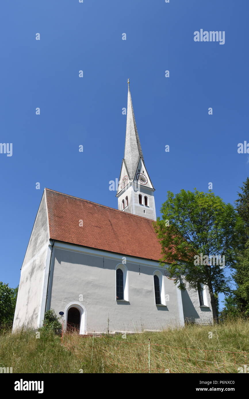 Kirche St. Johannes und Paulus in Mauerkirchen Chiemgau Ghiemsee Stock Photo