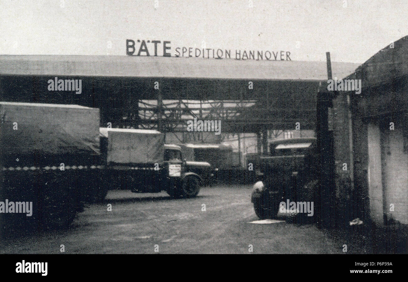 1920 circa, Bäte Spedition Hannover, Güterumschlaganlage, Kraftfahrzeuge an den Anlagen der Eisenbahn. Stock Photo