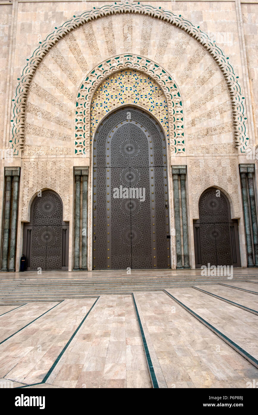 L'une des 18 portes monumentales, habillÃ©e de titane et de laiton, inspirÃ©e de l'art mauresque, de la MosquÃ©e Hassan II. Casablanca, Maroc. Stock Photo