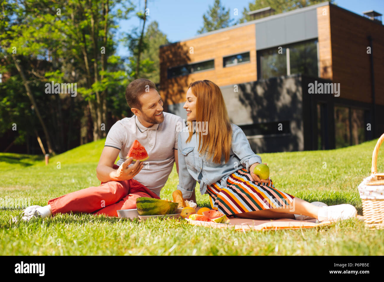 Happy man and woman having a picnic Stock Photo - Alamy