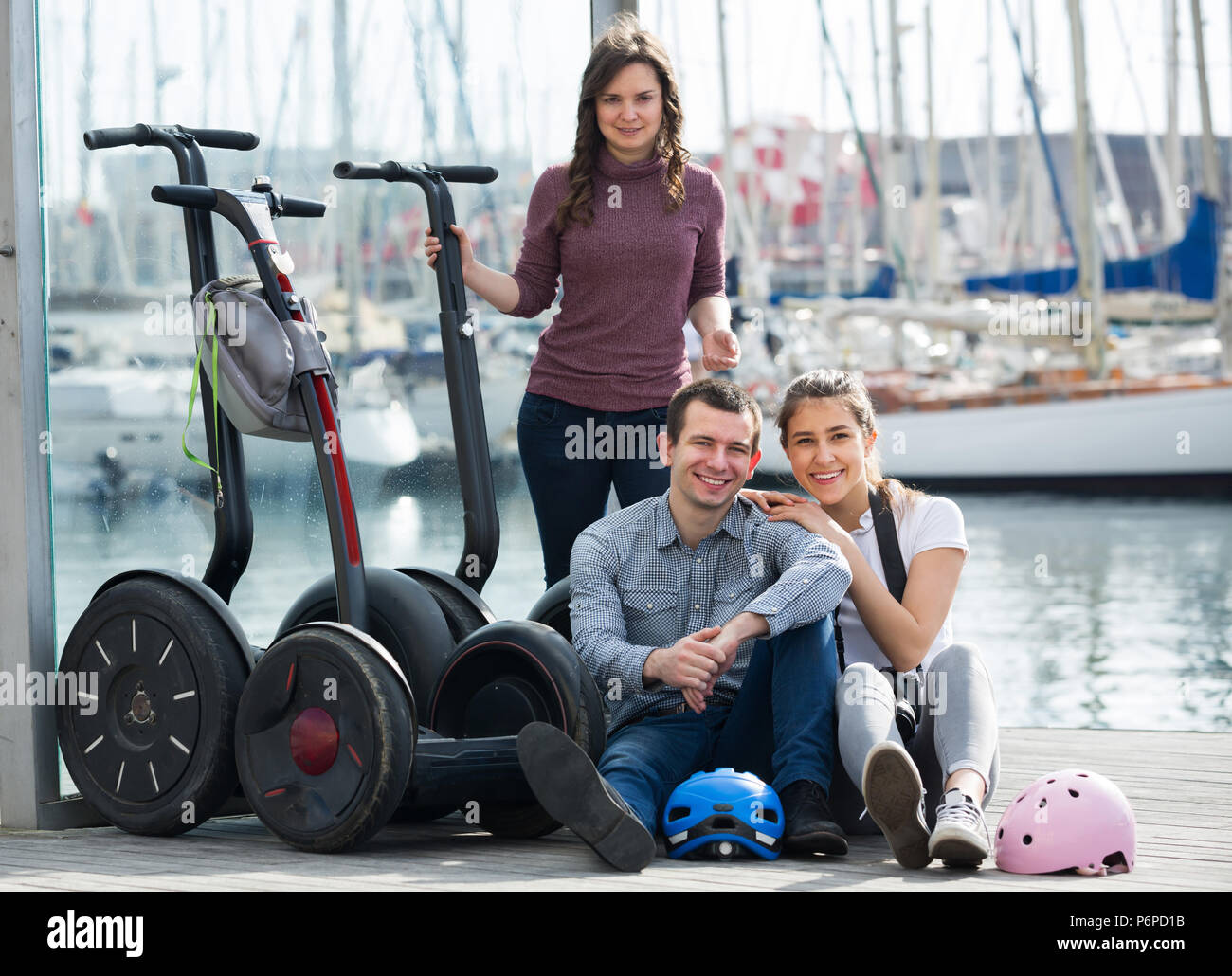 Three friends smiling posing hi-res stock photography and images - Alamy