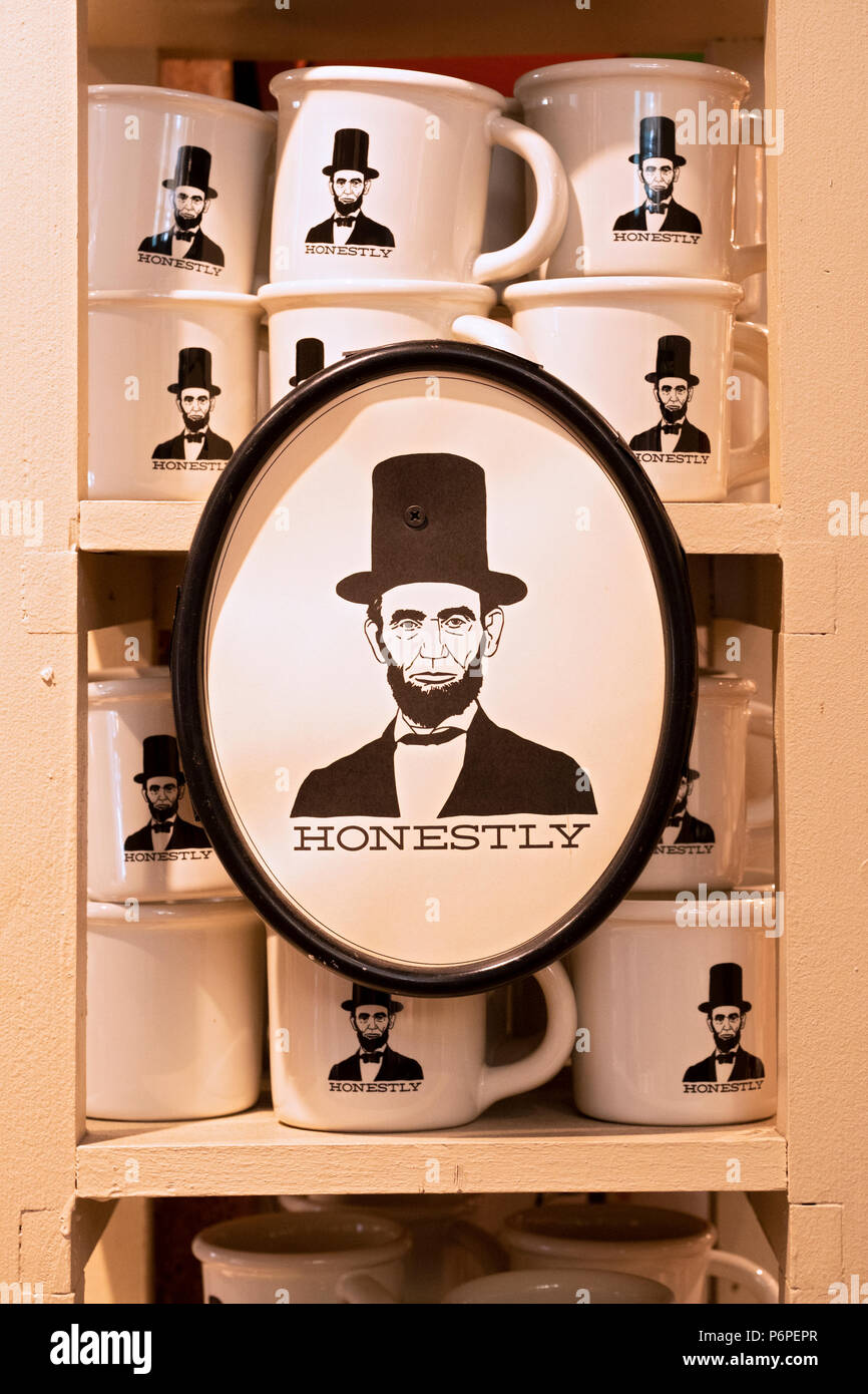 Abraham Lincoln coffee mugs with the word HONESTLY for sale at Fish's Eddy on Broadway in lower manhattan, New York City Stock Photo