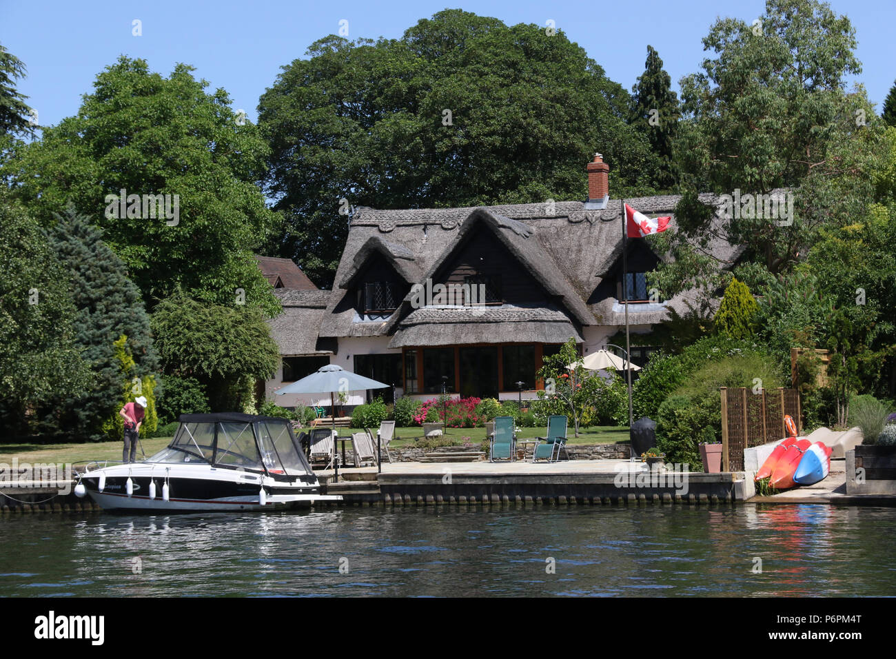 Houses along the River Thames at Bourne End Stock Photo Alamy
