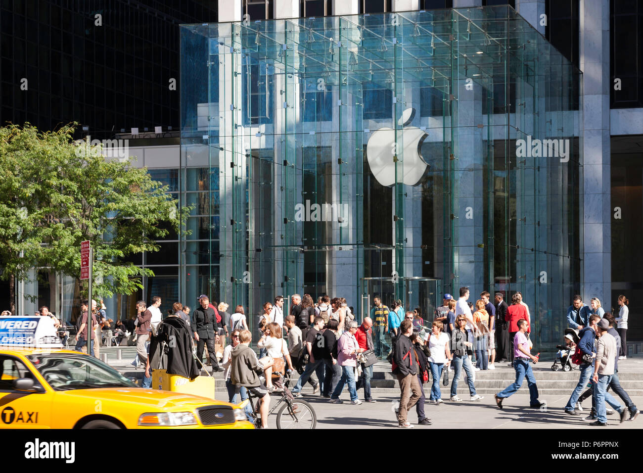 Apple Computer Store, Fifth Avenue, NYC Stock Photo Alamy