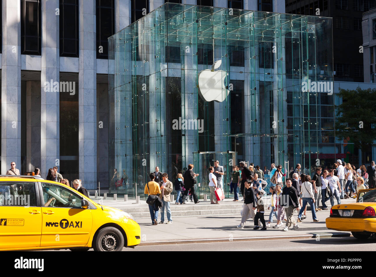 Apple Computer Store, Fifth Avenue, NYC Stock Photo Alamy