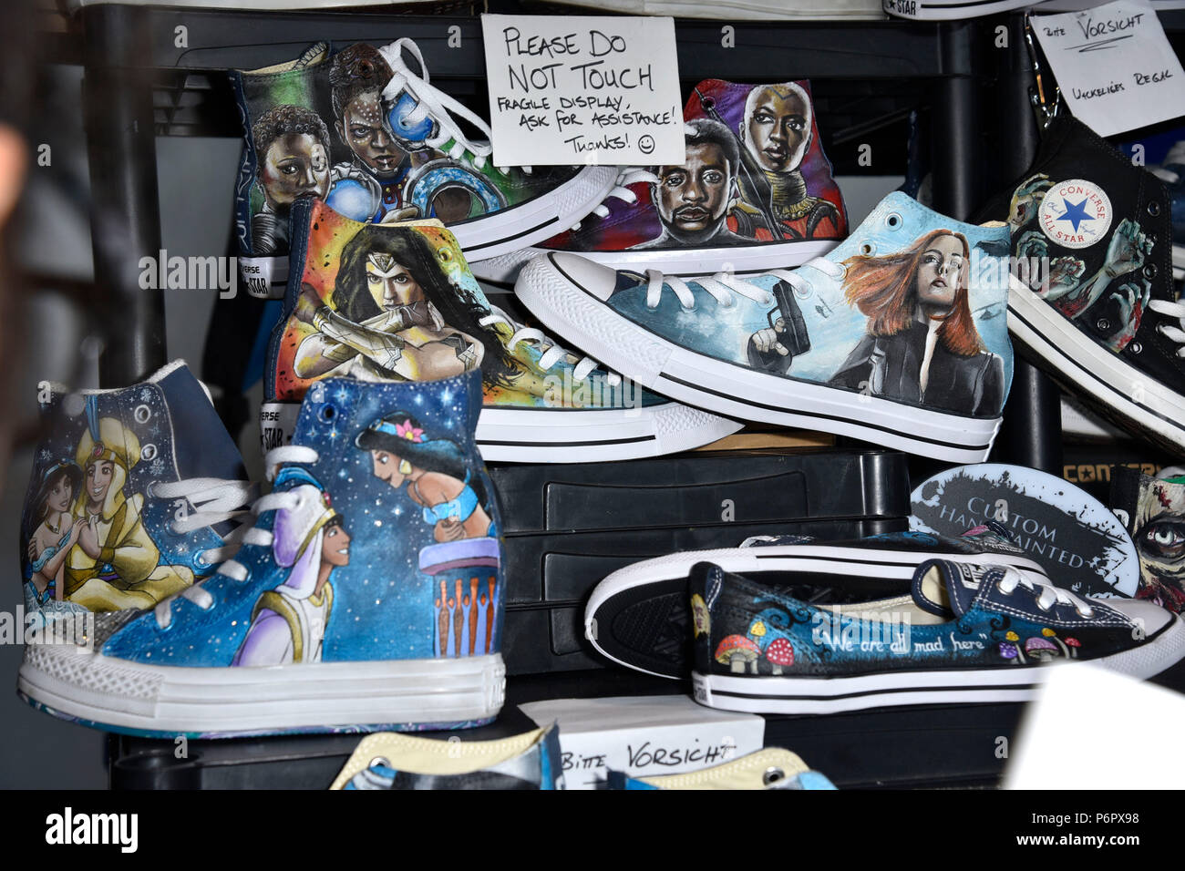 Sneaker con hi-res stock photography and images Alamy