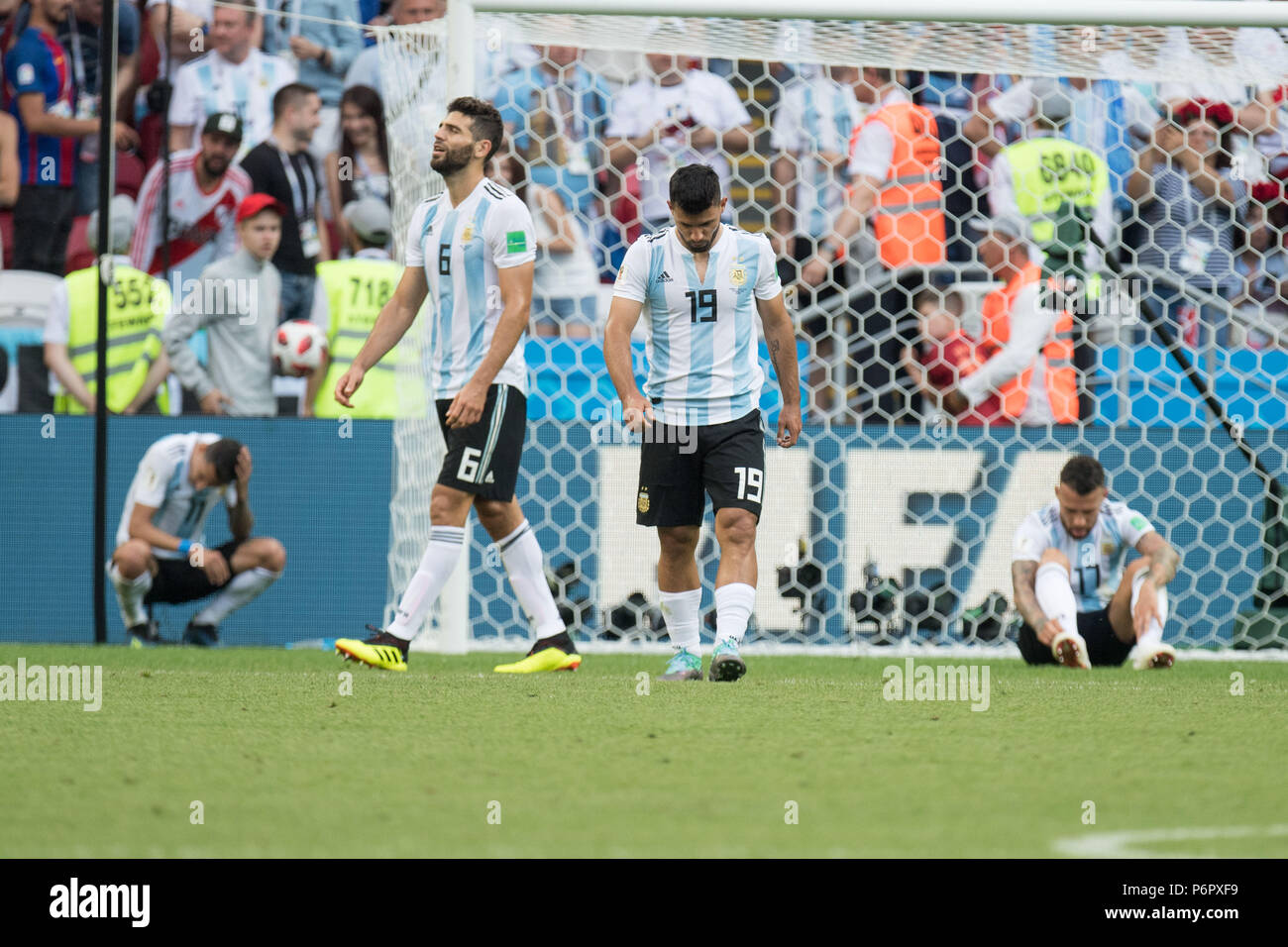 Left to right: Angel DI MARIA (ARG), Federico FAZIO (ARG), Sergio AGUERO (ARG), Nicolas OTAMENDI (ARG) are disappointed, whispered, disappointed, frustrated, frustrated, frustrated, whole figure, horizontal format, France (FRA ) - Argentina (ARG) 4: 3, Round of 16, Game 50, on 30.06.2018 in Kazan; Football World Cup 2018 in Russia from 14.06. - 15.07.2018. | usage worldwide Stock Photo