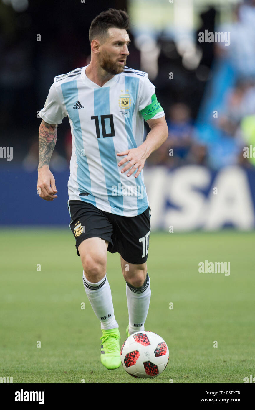 Kazan, Russland. 30th June, 2018. Lionel MESSI (ARG) with Ball, Single  Action with Ball, Action, Full Figure, Portrait, France (FRA) - Argentina  (ARG) 4: 3, Round of 16, Game 50, on 30.06.2018