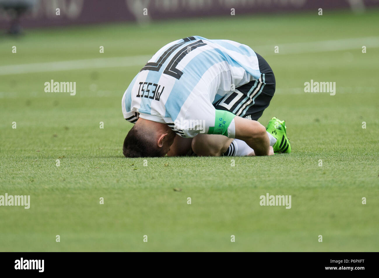 Kazan, Russland. 30th June, 2018. Lionel MESSI (ARG) knees with pain on the pitch, kneeling, pain, injured, injury, whole figure, France (FRA) - Argentina (ARG) 4: 3, knockout round, game 50, on 06/30/2018 in Kazan; Football World Cup 2018 in Russia from 14.06. - 15.07.2018. | usage worldwide Credit: dpa/Alamy Live News Stock Photo