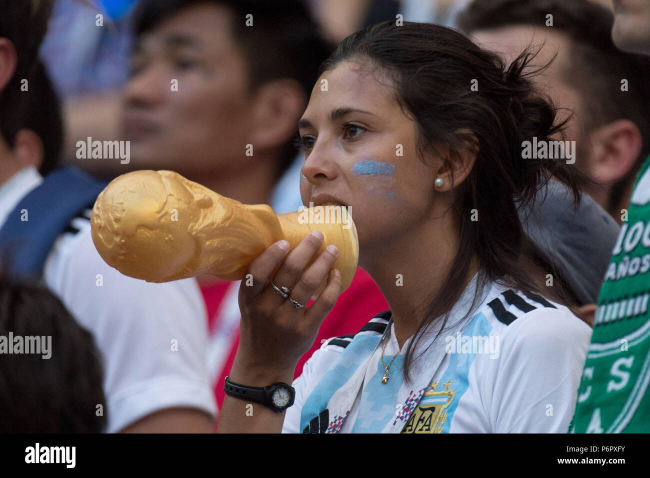 Kazan, Russland. 30th June, 2018. A female Argentine fan is frustrated after the game, frustrated, late-rateed, disappointed, showered, dizzy, disappointment, sad, fan, fans, spectators, supporters, supporters, bust image, France (FRA) - Argentina (ARG) 4: 3, eighth-finals, Game 50, on 30.06.2018 in Kazan; Football World Cup 2018 in Russia from 14.06. - 15.07.2018. | usage worldwide Credit: dpa/Alamy Live News Stock Photo