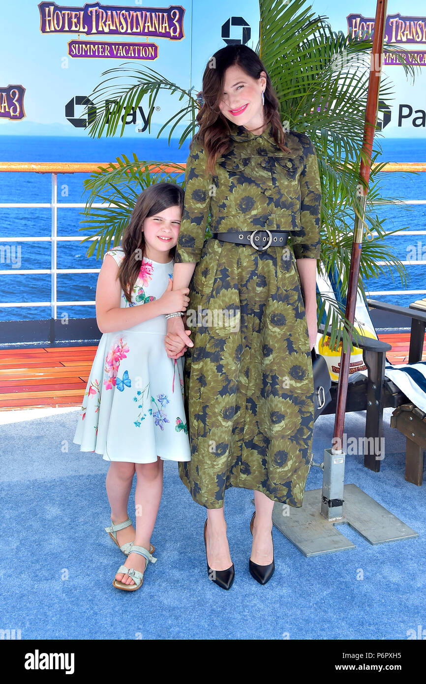 Kathryn hahn and mae sandler hi-res stock photography and images - Alamy