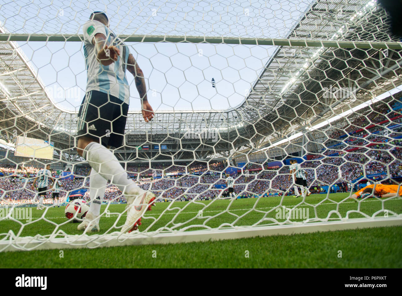 Kazan, Russland. 30th June, 2018. Nicolas OTAMENDI (ARG) gets the net out of the net after the goal to 3: 2 for France, disappointed, showered, decapitation, disappointment, sad, frustrated, frustrated, verzated, versustor, France (FRA) - Argentina (ARG) 4: 3, Round of 16, Game 50, on 30/06/2018 in Kazan; Football World Cup 2018 in Russia from 14.06. - 15.07.2018. | usage worldwide Credit: dpa/Alamy Live News Stock Photo