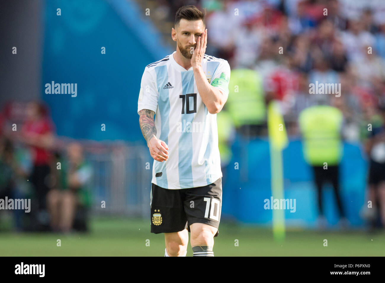 Kazan, Russland. 30th June, 2018. Lionel MESSI (ARG) is frustrated, frustrated, late-rate, disappointed, showered, decapitation, disappointment, sad, gesture, gesture, half figure, half figure, France (FRA) - Argentina (ARG) 4: 3, eighth-final, game 50, am 30.06.2018 in Kazan; Football World Cup 2018 in Russia from 14.06. - 15.07.2018. | usage worldwide Credit: dpa/Alamy Live News Stock Photo