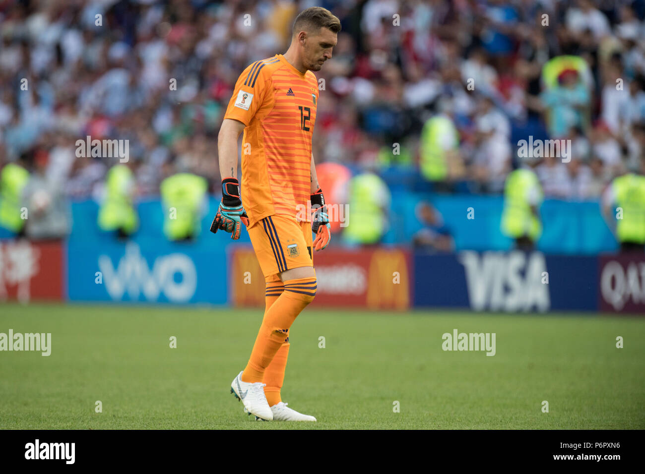 Kazan, Russland. 30th June, 2018. goalie Franco ARMANI (ARG) looks down to ground, looks down below, disappointed, showered, decapitation, disappointment, sad, frustrated, frustrated, frustratedet, full figure, France (FRA) - Argentina (ARG) 4: 3, knockout round, game 50, on the 30.06.2018 in Kazan; Football World Cup 2018 in Russia from 14.06. - 15.07.2018. | usage worldwide Credit: dpa/Alamy Live News Stock Photo