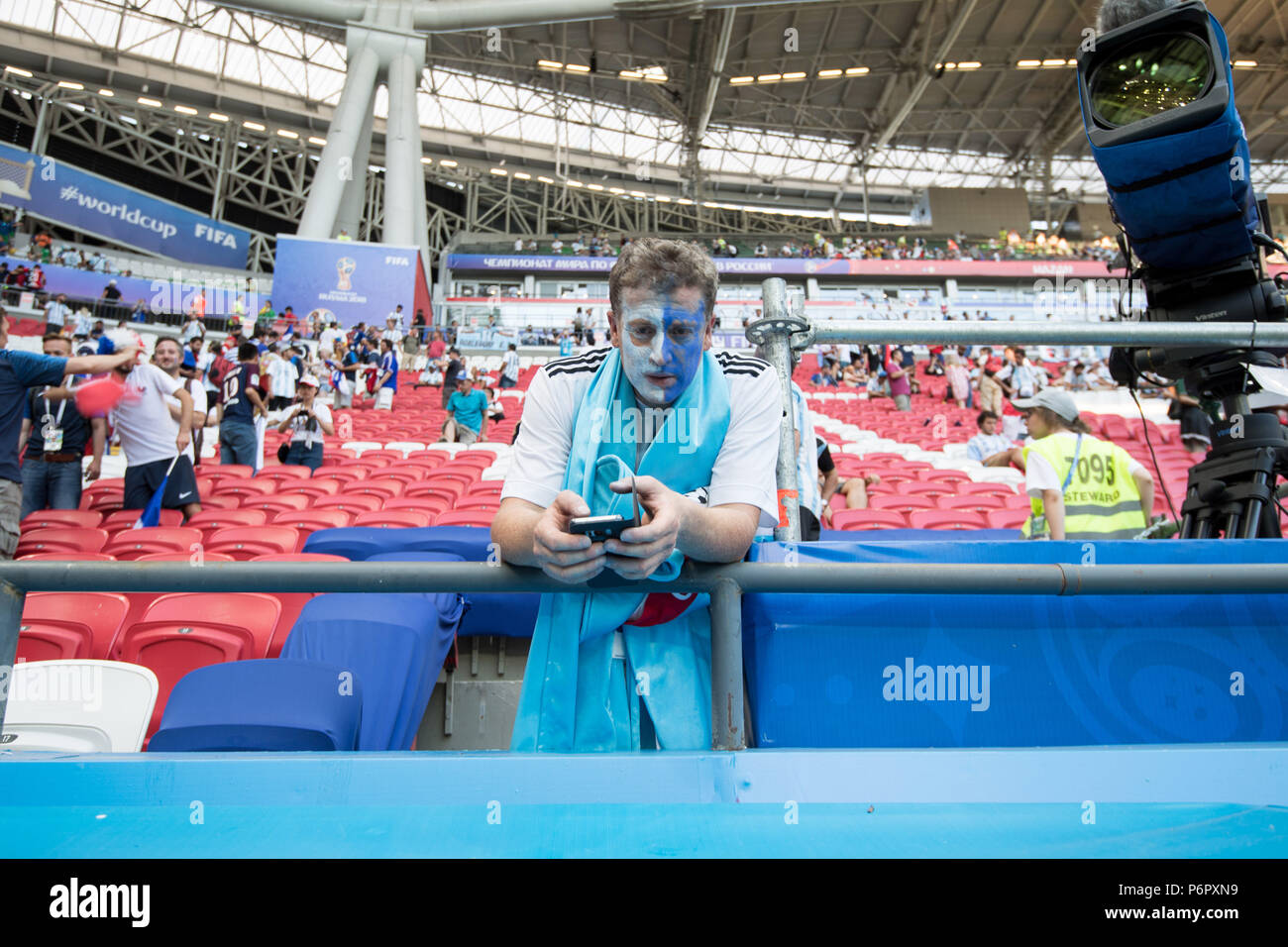 Kazan, Russland. 30th June, 2018. An Argentine fan is frustrated after frustrated game, frustrated, frozen lateet, disappointed, showered, decapitation, disappointment, sad, half figure, half figure, fan, fans, spectators, supporters, supporter, France (FRA) - Argentina (ARG) 4: 3, Round of 16, Game 50, on 30.06.2018 in Kazan; Football World Cup 2018 in Russia from 14.06. - 15.07.2018. | usage worldwide Credit: dpa/Alamy Live News Stock Photo