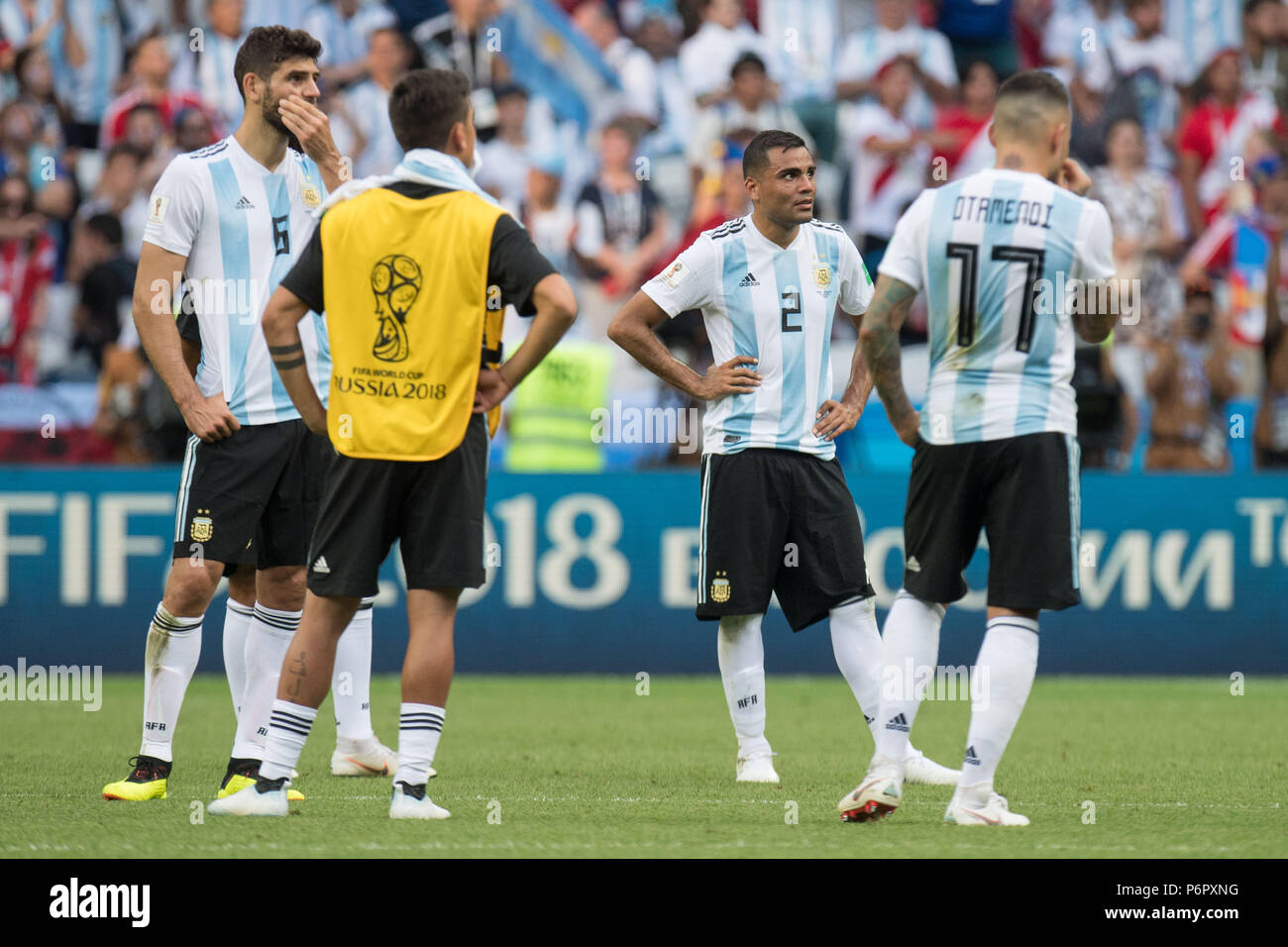 Kazan, Russland. 30th June, 2018. Lucas BIGLIA (left, ARG), Gabriel MERCADO (2nd right to left, ARG) and Nicolas OTAMENDI (right, ARG) are disappointed, whispered, disappointed, disappointed, sad, frustrated, frustrated, late-rate, full figure, France (FRA) - Argentina (ARG) 4: 3, Round of 16, Game 50, on 30.06.2018 in Kazan; Football World Cup 2018 in Russia from 14.06. - 15.07.2018. | usage worldwide Credit: dpa/Alamy Live News Stock Photo