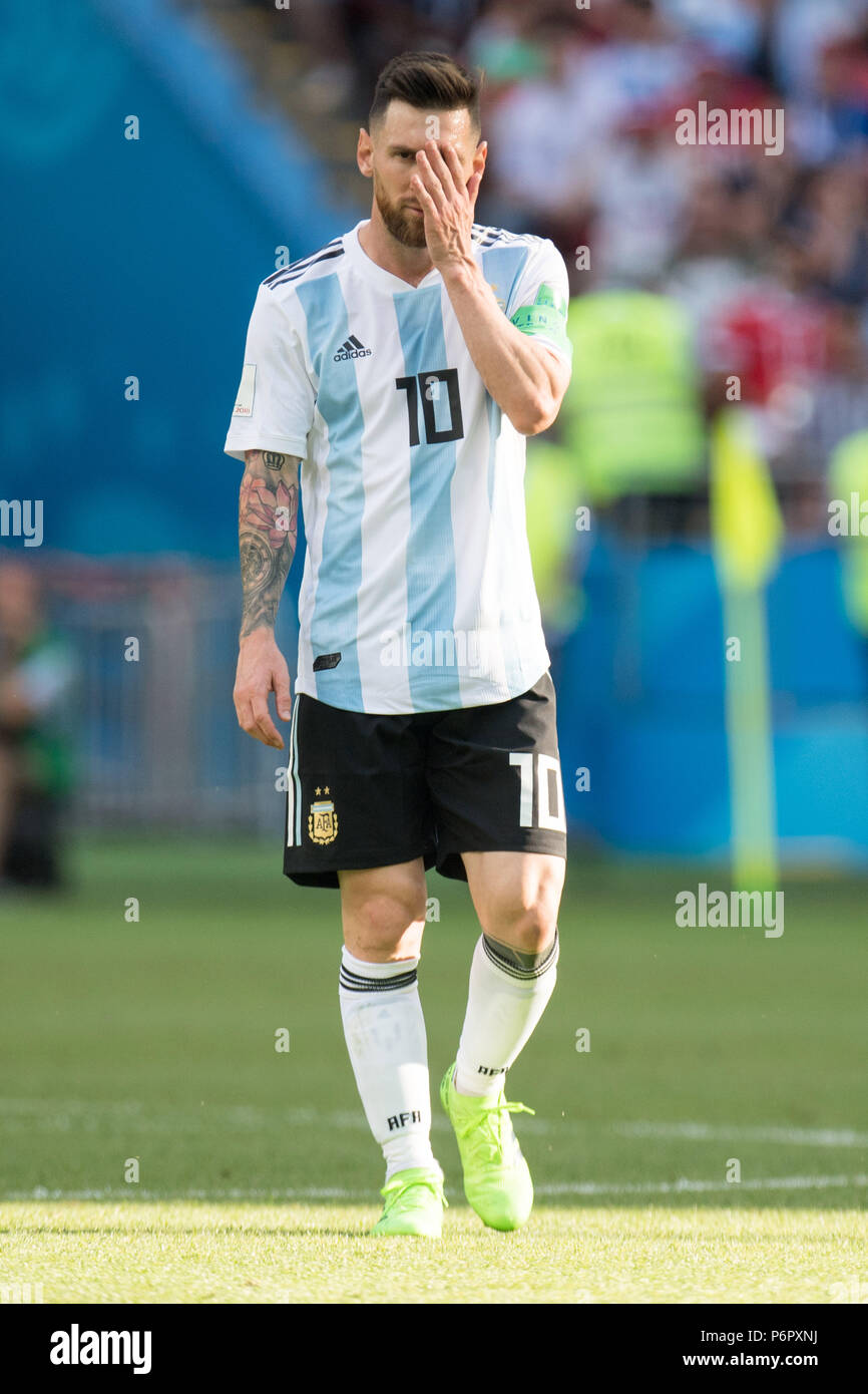 Kazan, Russland. 30th June, 2018. Lionel MESSI (ARG) is frustrated, frustrated, latedated, disappointed, showered, decapitation, disappointment, sad, full figure, portrait, gesture, gesture, France (FRA) - Argentina (ARG) 4: 3, knockout round, match 50, on 30.06.2018 in Kazan; Football World Cup 2018 in Russia from 14.06. - 15.07.2018. | usage worldwide Credit: dpa/Alamy Live News Stock Photo