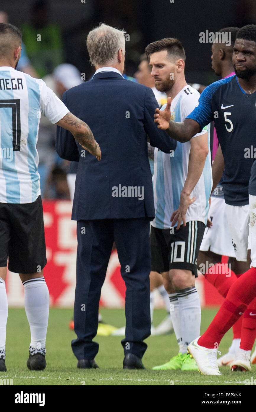 Kazan, Russland. 30th June, 2018. Didier DESCHAMPS (left, coach, FRA) shakes hands with the sad Lionel MESSI (ARG), frustrated, frustrated, frustrated, disappointed, showered, decapitation, disappointment, sad, whole figure, portrait, France (FRA) - Argentina (ARG ) 4: 3, Round of 16, Game 50, on 30/06/2018 in Kazan; Football World Cup 2018 in Russia from 14.06. - 15.07.2018. | usage worldwide Credit: dpa/Alamy Live News Stock Photo