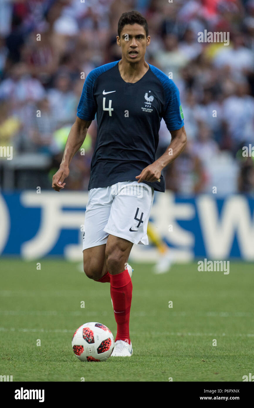 Kazan, Russland. 30th June, 2018. Raphael VARANE (FRA) with Ball, individual action with ball, action, full figure, portrait, France (FRA) - Argentina (ARG) 4: 3, Round of 16, Game 50, on 30.06.2018 in Kazan; Football World Cup 2018 in Russia from 14.06. - 15.07.2018. | usage worldwide Credit: dpa/Alamy Live News Stock Photo
