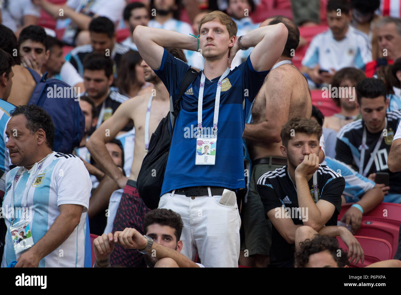 Kazan, Russland. 30th June, 2018. Argentinian fans are frustrated after frustrated game, frustrated, frozen lateet, disappointed, showered, decapitation, disappointment, sad, fan, fans, spectators, supporters, supporter, half figure, half figure, France (FRA) - Argentina (ARG) 4: 3, Round of 16, Game 50, on 30.06.2018 in Kazan; Football World Cup 2018 in Russia from 14.06. - 15.07.2018. | usage worldwide Credit: dpa/Alamy Live News Stock Photo