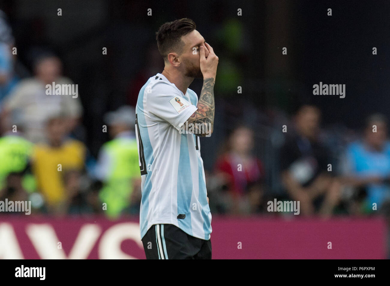Kazan, Russland. 30th June, 2018. Lionel MESSI (ARG) is disappointed, showered, decapitation, disappointment, sad, frustrated, frustrated, late, half figure, half figure, gesture, gesture, France (FRA) - Argentina (ARG) 4: 3, Round of 16, Game 50, am 30.06.2018 in Kazan; Football World Cup 2018 in Russia from 14.06. - 15.07.2018. | usage worldwide Credit: dpa/Alamy Live News Stock Photo