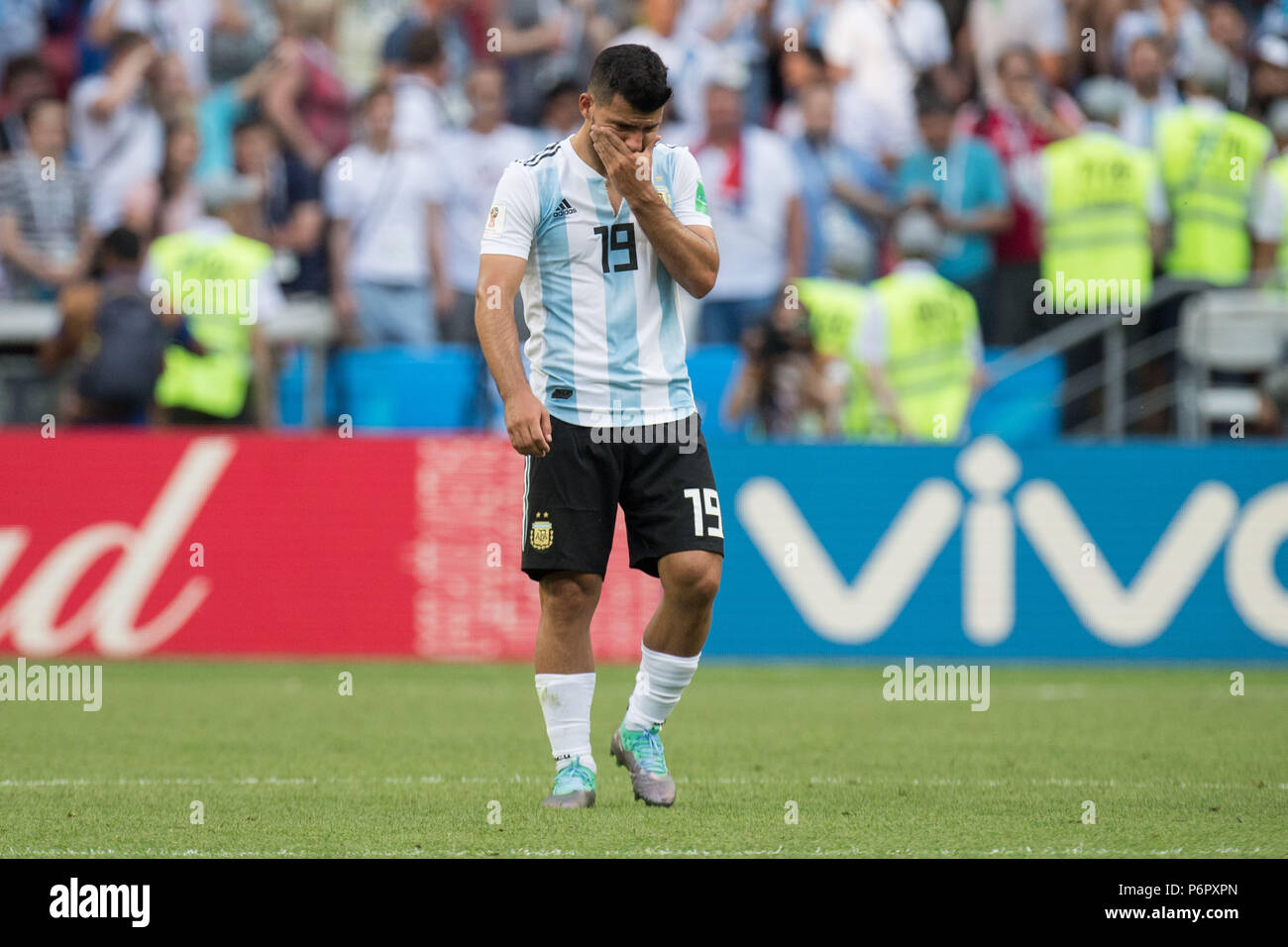 Kazan, Russland. 30th June, 2018. Sergio AGUERO (ARG) holds his hand over his mouth, frustrated, frustrated, frozen lateet, disappointed, whispered, frightened, disappointed, sad, whole figure, gesture, gesture, France (FRA) - Argentina (ARG) 4: 3, eighth finals, Game 50, on 30.06.2018 in Kazan; Football World Cup 2018 in Russia from 14.06. - 15.07.2018. | usage worldwide Credit: dpa/Alamy Live News Stock Photo