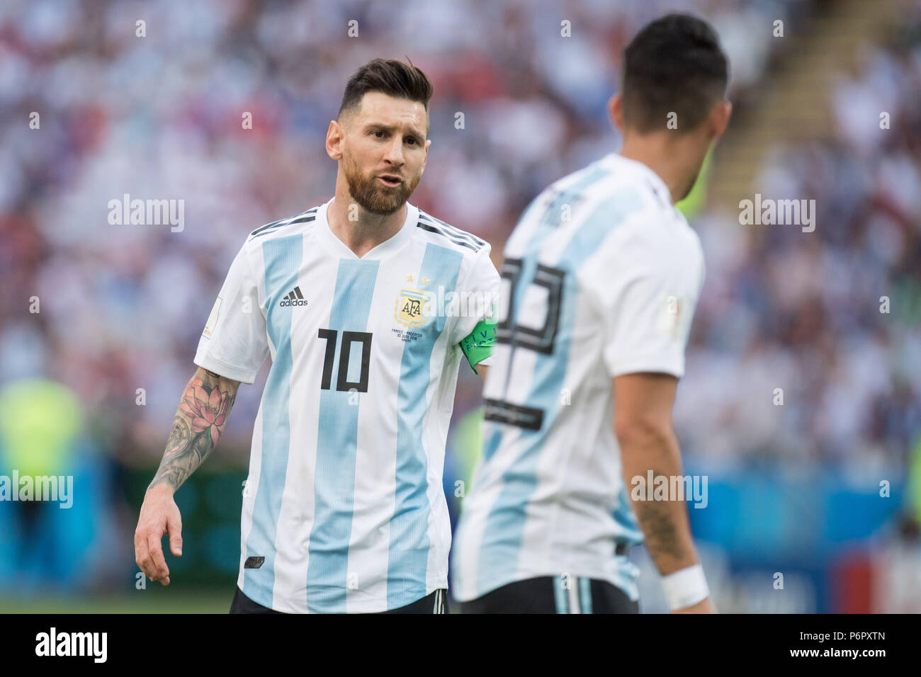 Kazan, Russland. 30th June, 2018. Lionel MESSI (left, ARG) talks to Cristian PAVON (ARG), gives instruction, instructions, half figure, half figure, talking, France (FRA) - Argentina (ARG) 4: 3, knockout round, game 50, on 30.06.2018 in Kazan; Football World Cup 2018 in Russia from 14.06. - 15.07.2018. | usage worldwide Credit: dpa/Alamy Live News Stock Photo