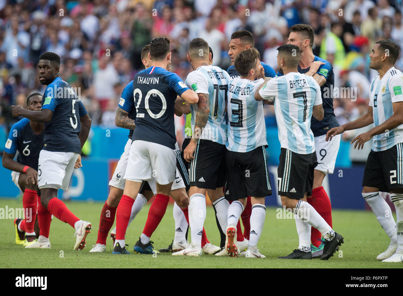 Kazan, Russland. 30th June, 2018. Tumultuous scenes and pack formation just before the end of the game, frustrated, frustrated, frozen lateet, disappointed, showered, decapitation, disappointment, sad, whole figure, France (FRA) - Argentina (ARG) 4: 3, Round of 16, Game 50, on 30.06.2018 in Kazan; Football World Cup 2018 in Russia from 14.06. - 15.07.2018. | usage worldwide Credit: dpa/Alamy Live News Stock Photo