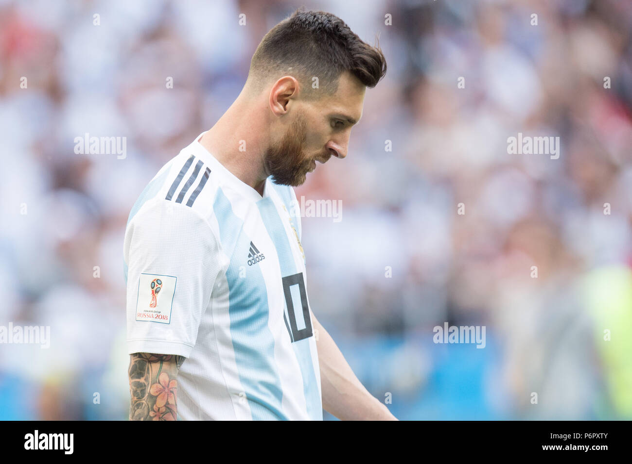 Kazan, Russland. 30th June, 2018. Lionel MESSI (ARG) looks down to ground, looks down below, frustrated, frustrated, late night, disappointed, showered, frizzy, disappointment, sad, half figure, half figure, France (FRA) - Argentina (ARG) 4: 3, knockout round, game 50, on 30.06.2018 in Kazan; Football World Cup 2018 in Russia from 14.06. - 15.07.2018. | usage worldwide Credit: dpa/Alamy Live News Stock Photo