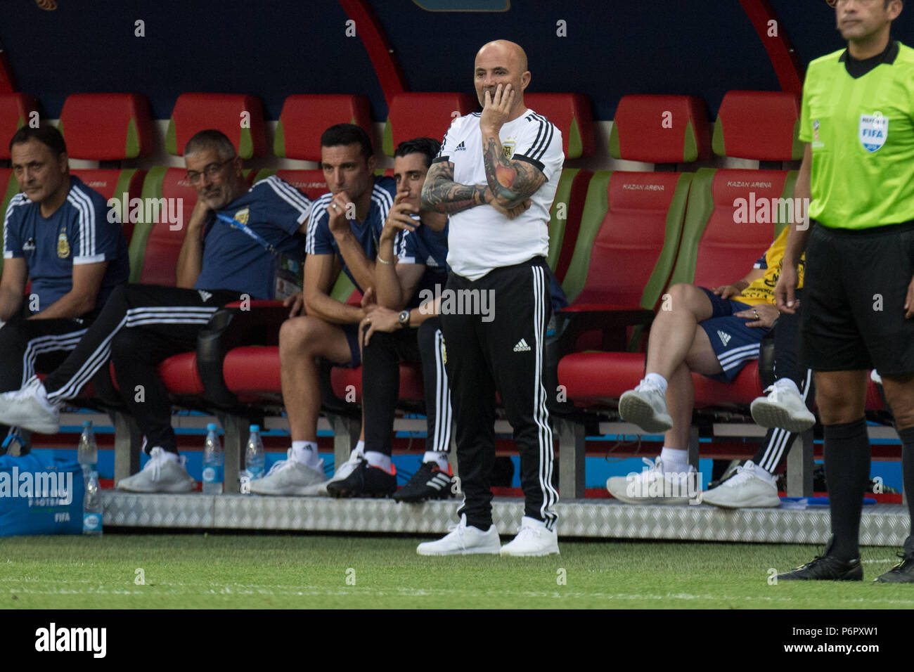 Kazan, Russland. 30th June, 2018. Jorge SAMPAOLI (coach, ARG) is frustrated, frustrated, latexed, disappointed, showered, decapitation, disappointment, sad, full figure, France (FRA) - Argentina (ARG) 4: 3, knockout round, game 50, on 06/30/2018 in Kazan; Football World Cup 2018 in Russia from 14.06. - 15.07.2018. | usage worldwide Credit: dpa/Alamy Live News Stock Photo