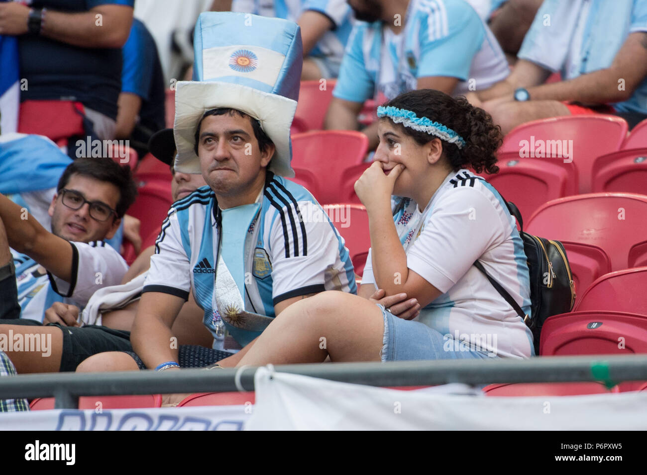 Kazan, Russland. 30th June, 2018. Argentinian fans are frustrated after frustrated game, frustrated, frozen lateet, disappointed, showered, decapitation, disappointment, sad, fan, fans, spectators, supporters, supporter, half figure, half figure, France (FRA) - Argentina (ARG) 4: 3, Round of 16, Game 50, on 30.06.2018 in Kazan; Football World Cup 2018 in Russia from 14.06. - 15.07.2018. | usage worldwide Credit: dpa/Alamy Live News Stock Photo