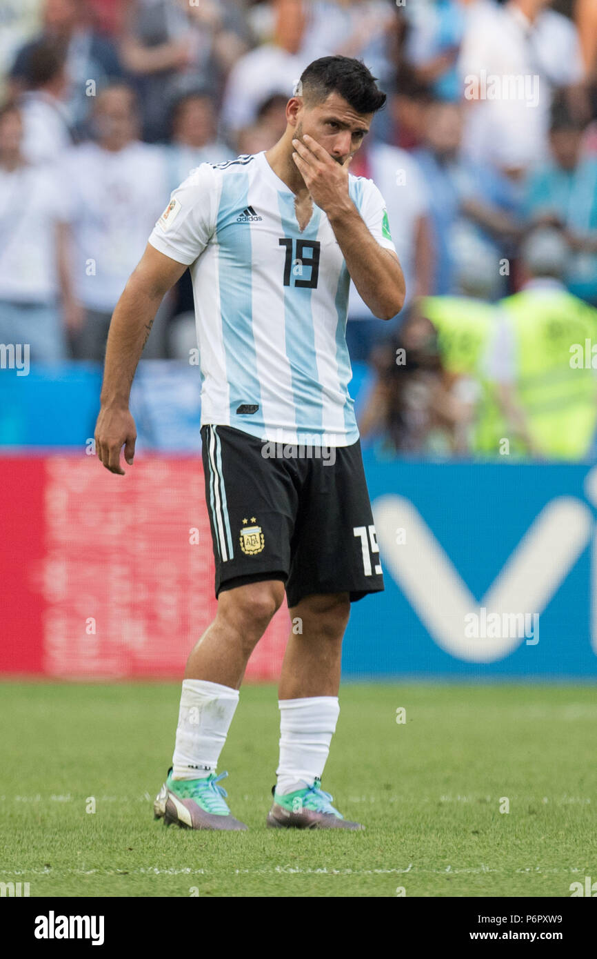 Kazan, Russland. 30th June, 2018. Sergio AGUERO (ARG) holds his hand over his mouth, frustrated, frustrated, late, disappointed, showered, frightened, disappointed, sad, whole figure, gesture, gesture, portrait, France (FRA) - Argentina (ARG) 4: 3, Round of 16, Game 50, on 30.06.2018 in Kazan; Football World Cup 2018 in Russia from 14.06. - 15.07.2018. | usage worldwide Credit: dpa/Alamy Live News Stock Photo