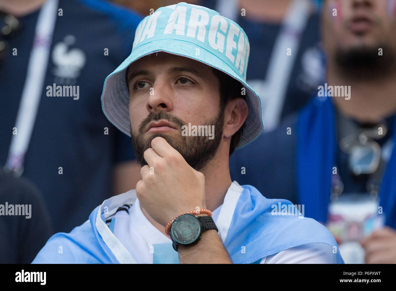 Kazan, Russland. 30th June, 2018. An Argentine fan is frustrated after the game, frustrated, frozen lateet, disappointed, showered, decapitation, disappointment, sad, fan, fans, spectators, supporters, supporter, bust image, France (FRA) - Argentina (ARG) 4: 3, knockout round, Game 50, on 30.06.2018 in Kazan; Football World Cup 2018 in Russia from 14.06. - 15.07.2018. | usage worldwide Credit: dpa/Alamy Live News Stock Photo
