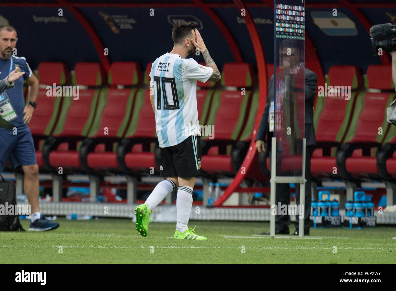 Kazan, Russland. 30th June, 2018. Lionel MESSI (ARG) leaves the pitch after the departure, frustrated, frustrated, late-rateed, disappointed, showered, decapitation, disappointment, sad, full figure, France (FRA) - Argentina (ARG) 4: 3, knockout round, match 50, am 30.06.2018 in Kazan; Football World Cup 2018 in Russia from 14.06. - 15.07.2018. | usage worldwide Credit: dpa/Alamy Live News Stock Photo