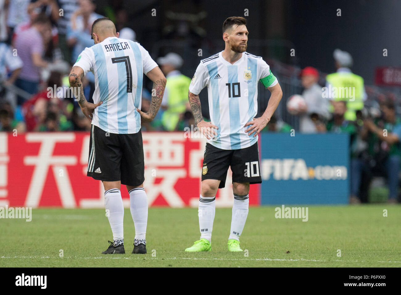 Kazan, Russland. 30th June, 2018. Ever BANEGA (left, ARG) and Lionel MESSI (ARG) are disappointed, showered, decapitation, disappointment, sad, frustrated, frustrated, late-rate, full figure, France (FRA) - Argentina (ARG) 4: 3, knockout round, play 50, on 30.06.2018 in Kazan; Football World Cup 2018 in Russia from 14.06. - 15.07.2018. | usage worldwide Credit: dpa/Alamy Live News Stock Photo