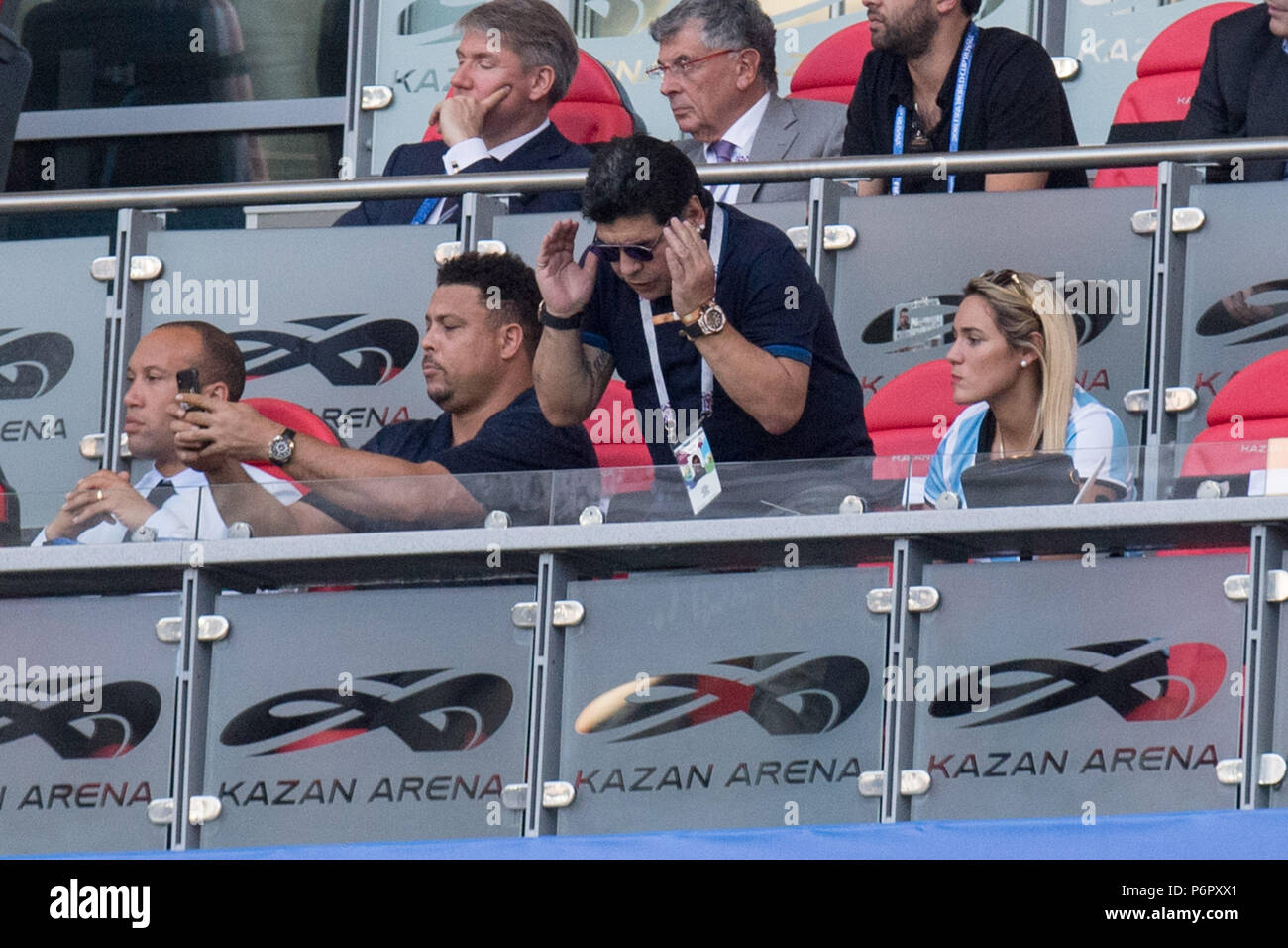 Diego Armando MARADONNA (2nd from right, ARG) is frustrated, frustrated, late night, disappointed, showered, decapitation, disappointment, sad, half figure, half figure, gesture, gesture, France (FRA) - Argentina (ARG) 4: 3, eighth finals, Game 50, on 30.06.2018 in Kazan; Football World Cup 2018 in Russia from 14.06. - 15.07.2018. | usage worldwide Stock Photo