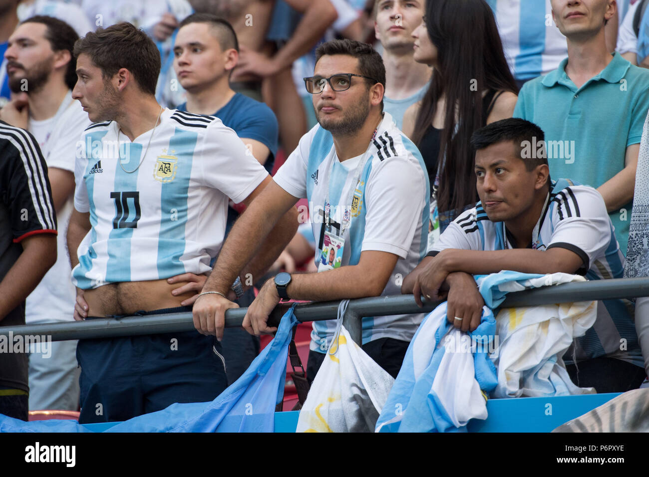 Kazan, Russland. 30th June, 2018. Argentinian fan are frustrated after frustrated game, frustrated, frozen lateet, disappointed, showered, decapitation, disappointment, sad, fan, fans, spectators, supporters, supporters, France (FRA) - Argentina (ARG) 4: 3, knockout round, game 50, on the 30.06.2018 in Kazan; Football World Cup 2018 in Russia from 14.06. - 15.07.2018. | usage worldwide Credit: dpa/Alamy Live News Stock Photo