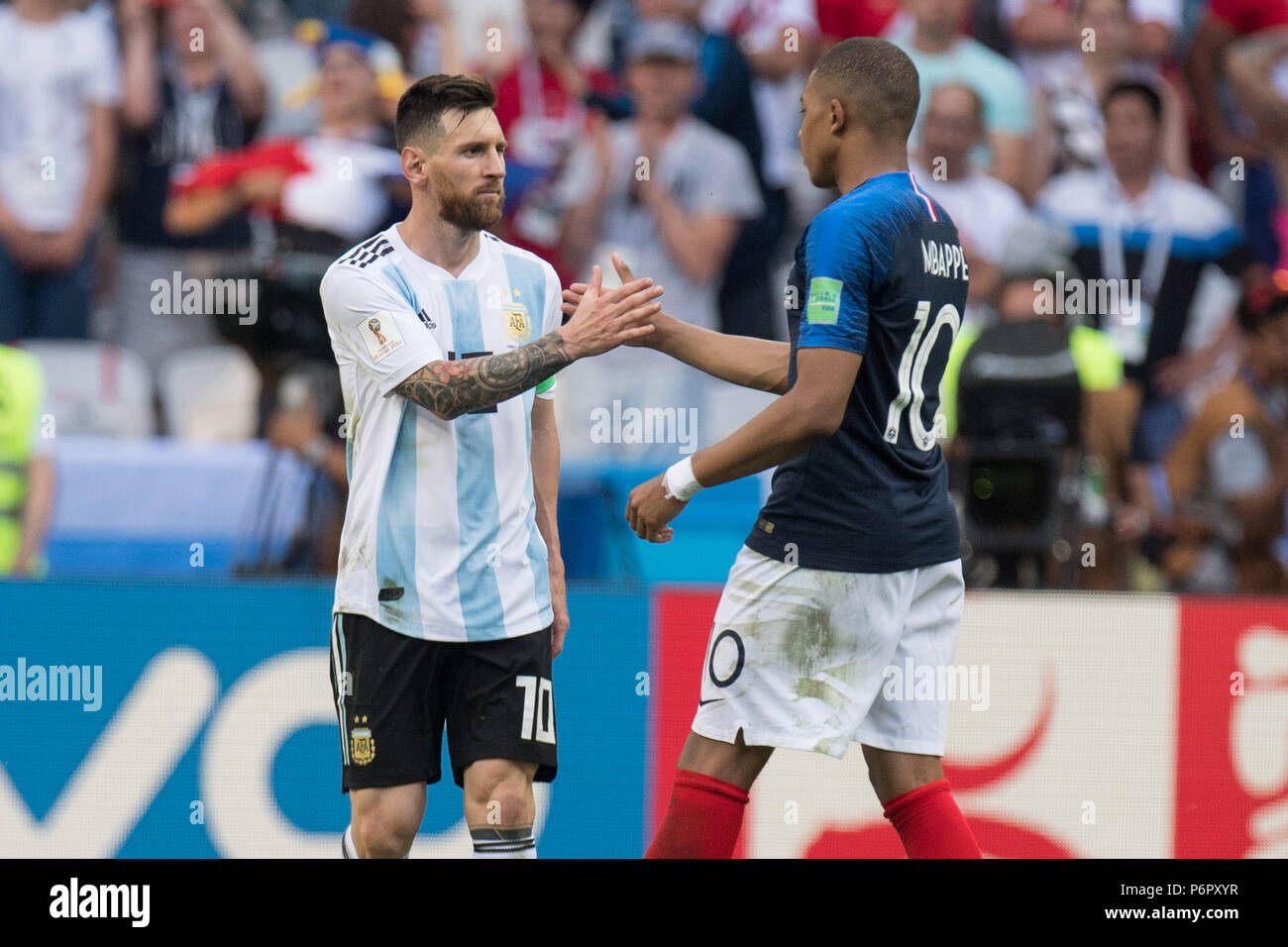 Kazan, Russland. 30th June, 2018. Lionel MESSI (left, ARG) shakes hands with Kylian MBAPPE (FRA) at the final whistle, handshake, frustrated, frustrated, latexed, disappointed, showered, decapitation, disappointment, sad, half figure, half figure, gesture, gesture, France (FRA ) - Argentina (ARG) 4: 3, Round of 16, Game 50, on 30.06.2018 in Kazan; Football World Cup 2018 in Russia from 14.06. - 15.07.2018. | usage worldwide Credit: dpa/Alamy Live News Stock Photo