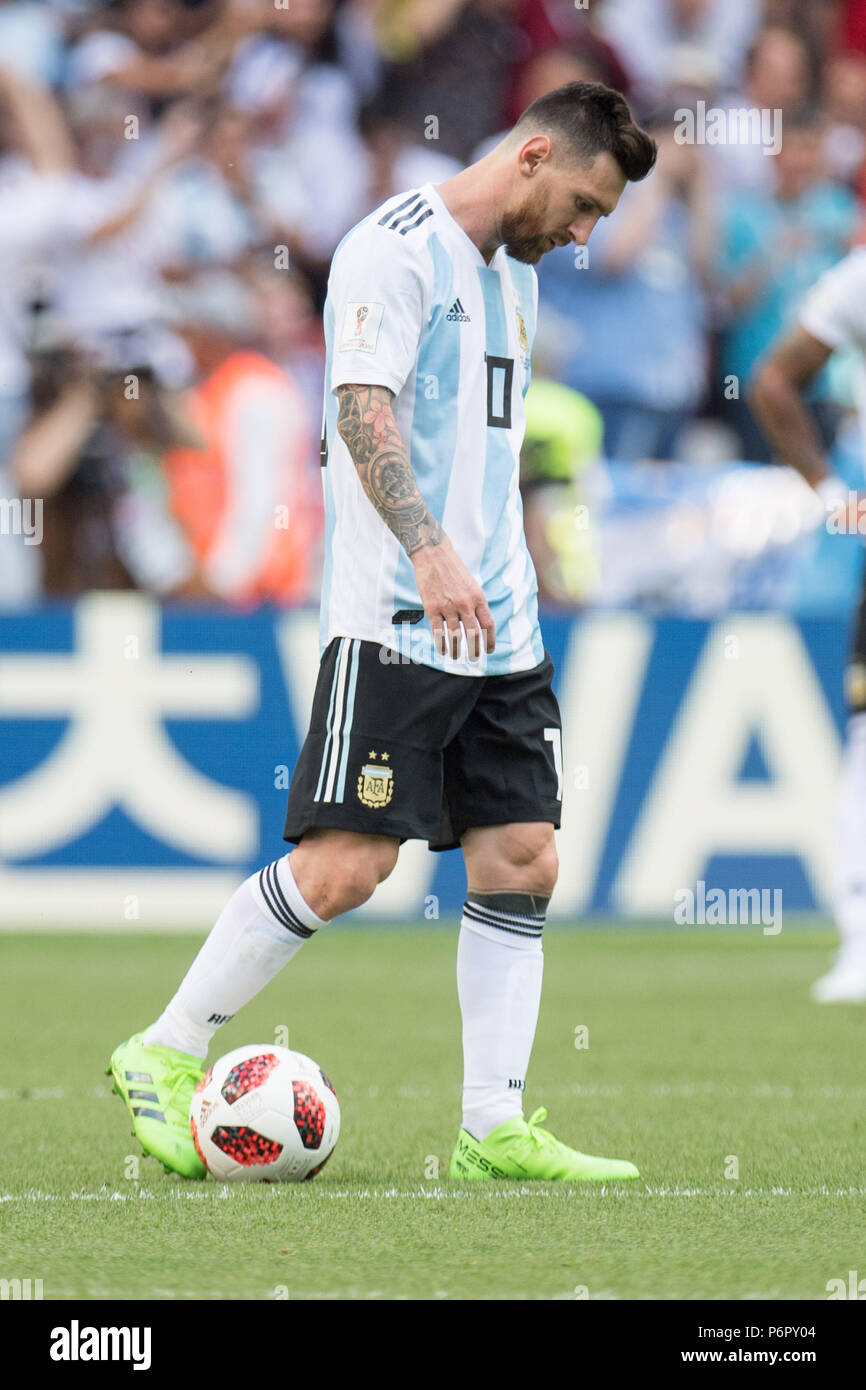 Kazan, Russland. 30th June, 2018. Lionel MESSI (ARG) is disappointed, showered, disappointed, disappointed, sad, frustrated, frustrated, latexed, looks to ground, looks below, full figure, portrait, France (FRA) - Argentina (ARG) 4: 3, knockout stages, Game 50, on 30.06.2018 in Kazan; Football World Cup 2018 in Russia from 14.06. - 15.07.2018. | usage worldwide Credit: dpa/Alamy Live News Stock Photo