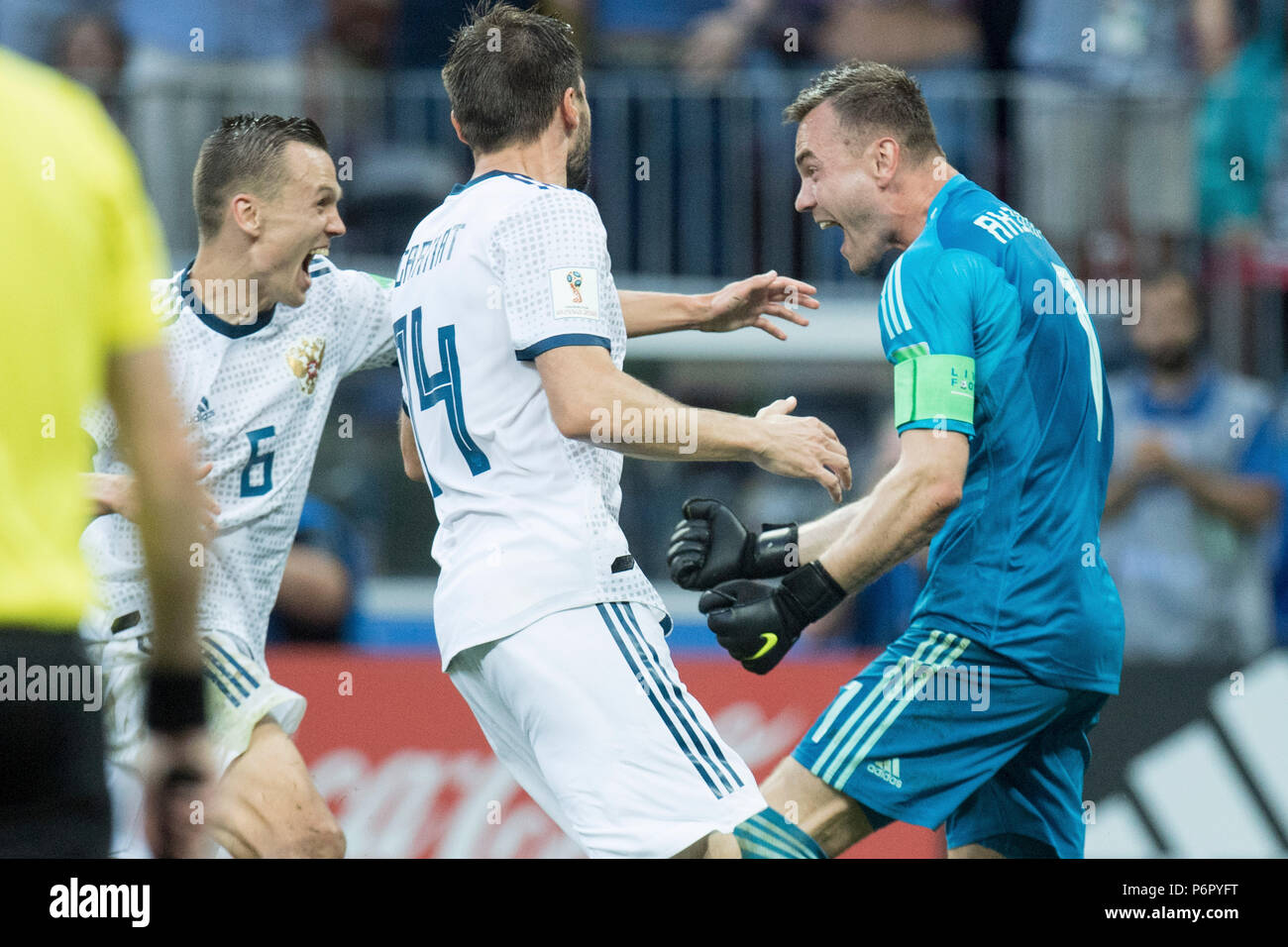 Moscow, Russland. 01st July, 2018. Goalkeeper Igor AKINFEEV (right, RUS) cheers with Denis CHERYSHEV (left, RUS) and Vladimir GRANAT (RUS) after the penalty shootout, Penalty, shoot-out, penalty, penalty, shoot, half figure, half figure, jubilation, cheer, cheering, joy, cheers, celebrate, final jubilation, Spain (ESP) - Russia (RUS) 3: 4 iE, Round of 16, Game 51, on 01.07.2018 in Moscow; Football World Cup 2018 in Russia from 14.06. - 15.07.2018. | usage worldwide Credit: dpa/Alamy Live News Stock Photo