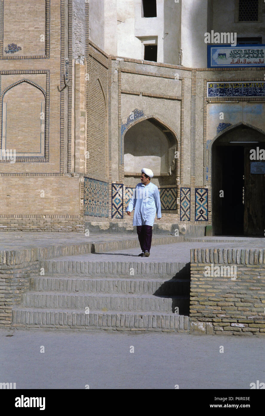 An Islamic teacher leaves Madrase in Bukhara, an historical silk-busted city, undated from October 1992. The largely Islamic center of Bukhara was declared a UNESCO World Heritage Site in 1993, and the state of Uzbekistan became independent after the collapse of the Soviet Union on 01.09.1991 , Photo: Matthias Toedt / dpa central image / ZB / picture alliance | usage worldwide Stock Photo