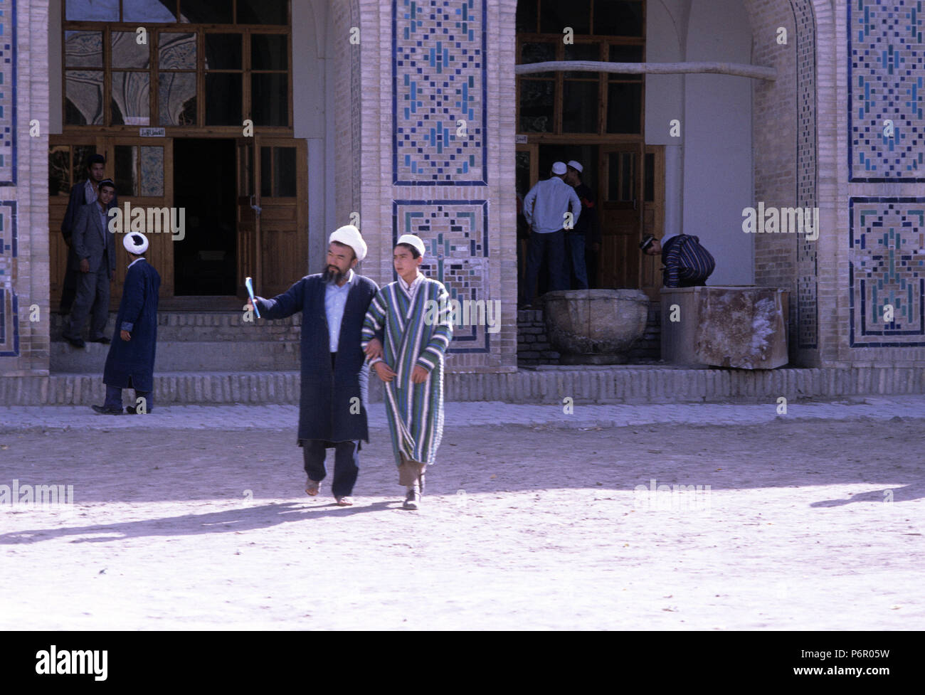 An Islamic teacher and one of his students in the courtyard of a madrasah in Bukhara, undated photo from October 1992. The largely Islamic center of Bukhara was declared a UNESCO World Heritage Site in 1993, and the state of Uzbekistan gained its independence after the collapse of the Soviet Union on 01.09.1991. Photo: Matthias Toedt/dpa central image/ZB/picture alliance | usage worldwide Stock Photo