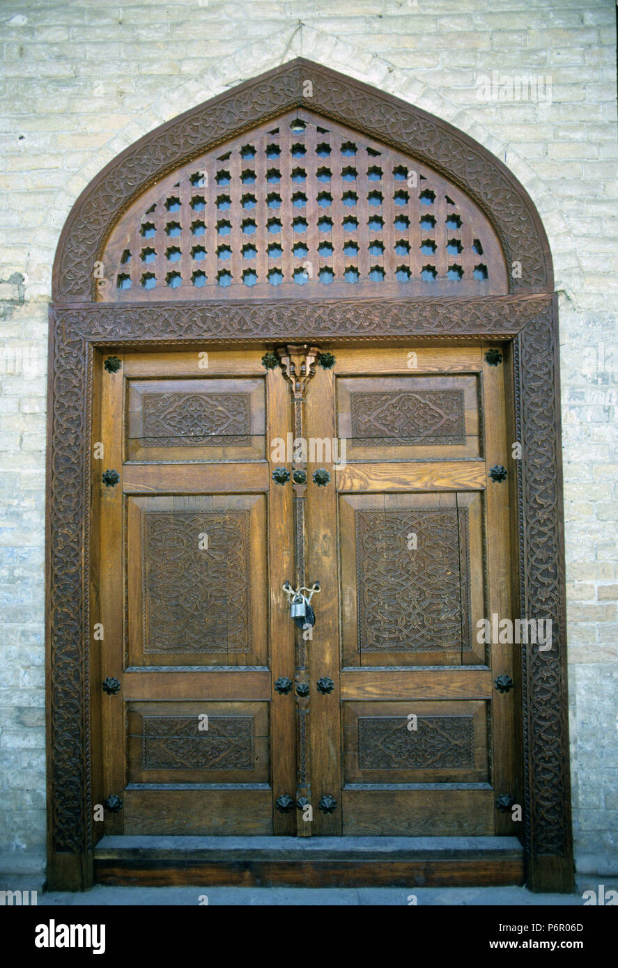 Wooden carved gate in the Sitorai Mohi Khosa Palace, the summer residence of the last Emir of Bukhara, undated analogue image from October 1992. The historical, mostly Islamic center of Bukhara was declared a UNESCO World Heritage Site in 1993, the state of Uzbekistan attained after the collapse of the Soviet Union 01.09.1991 his independence. Photo: Matthias Toedt/dpa central image/ZB/picture alliance | usage worldwide Stock Photo
