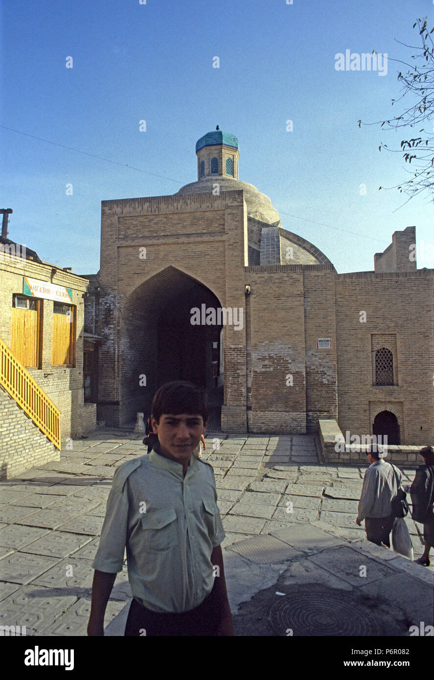 Curious Uzbek boy in the Old City of Bukhara, undated analogue photograph from October 1992. The historical, mostly Islamic center of Bukhara was declared a UNESCO World Heritage Site in 1993, and the state of Uzbekistan gained its independence after the collapse of the Soviet Union on 01.09.1991. Photo: Matthias Toedt/dpa central image/ZB/picture alliance | usage worldwide Stock Photo