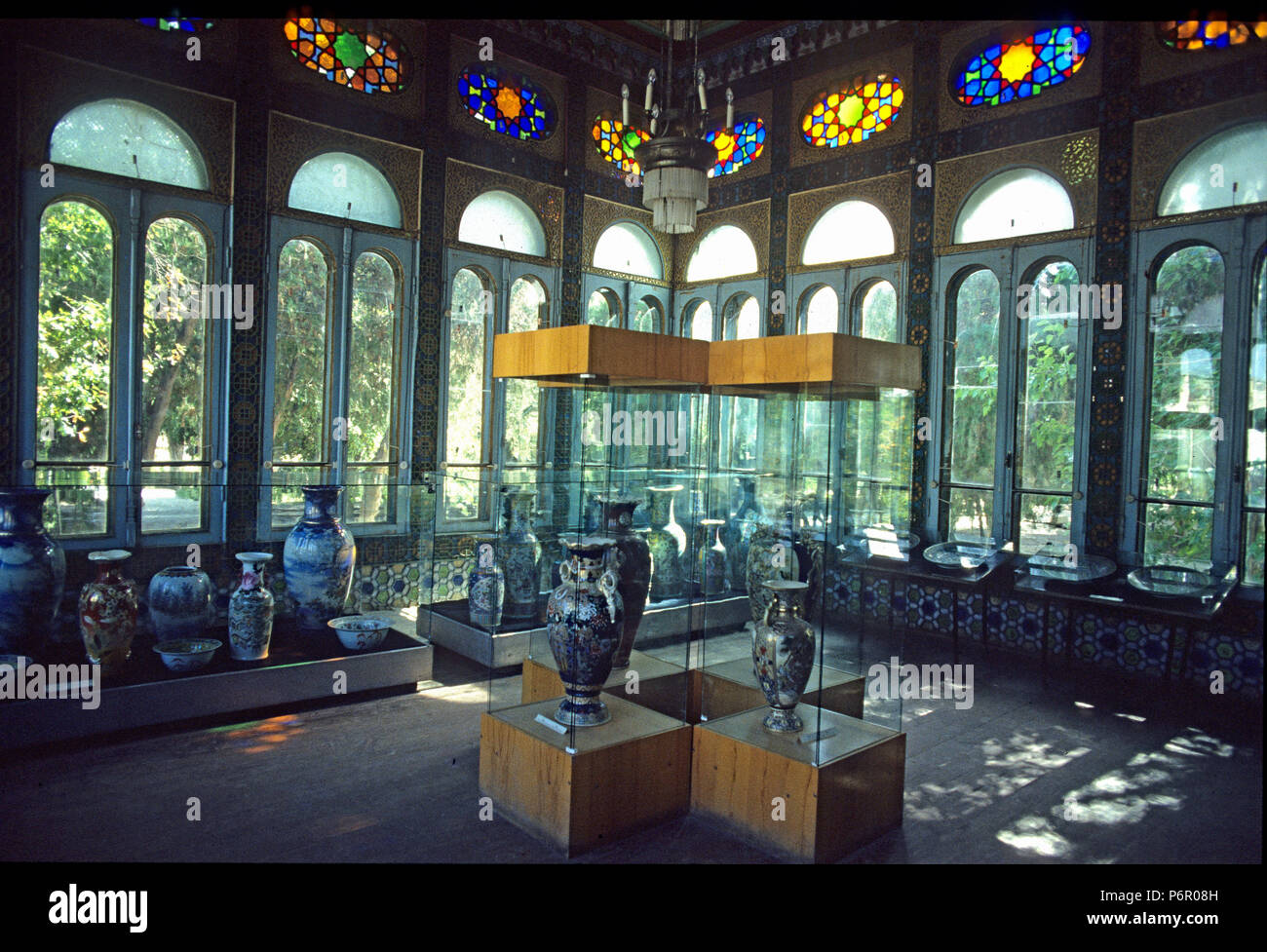 Section of the Chinese Porcelain Collection in the Palace of Sitorai Mohi Khosa, the summer residence of the last Emir of Bukhara, undated analogue image from October 1992. The historical, mostly Islamic center of Bukhara was declared a UNESCO World Heritage Site in 1993, the state of Uzbekistan gained after the collapse of the Soviet Union on 01.09.1991 his independence. Photo: Matthias Toedt/dpa central image/ZB/picture alliance | usage worldwide Stock Photo