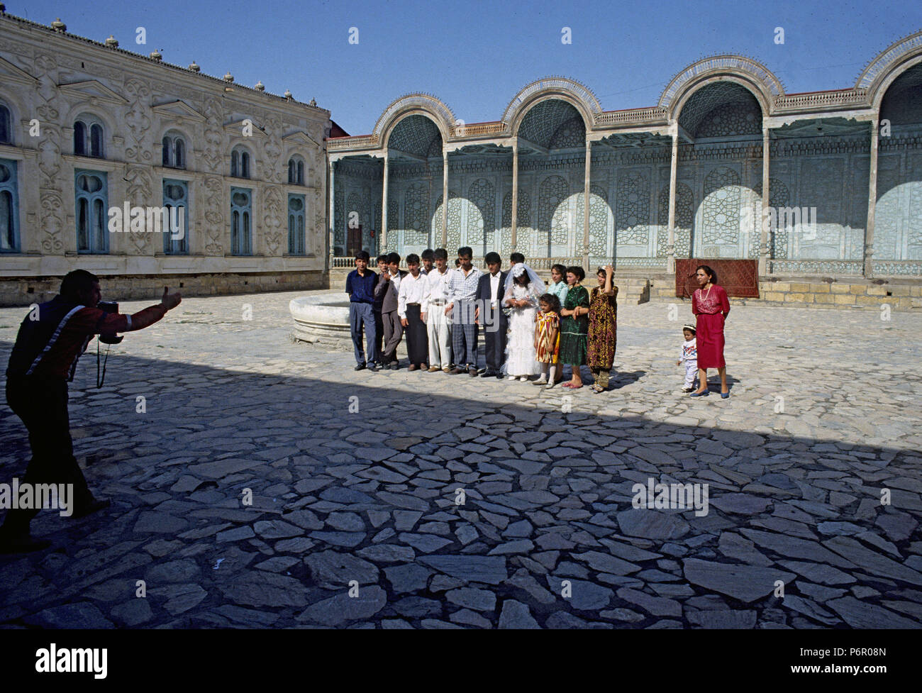 An Uzbek wedding society is located in the courtyard of the palace of Sitorai Mohi Xosa, the summer residence of the last Emir, photographed, analogue undated photograph from October 1992. The historical, mostly Islamic center of Bukhara was declared a UNESCO World Heritage Site in 1993, the state of Uzbekistan gained after the collapse the Soviet Union on 01.09.1991 its independence. Photo: Matthias Toedt/dpa central image/ZB/picture alliance | usage worldwide Stock Photo