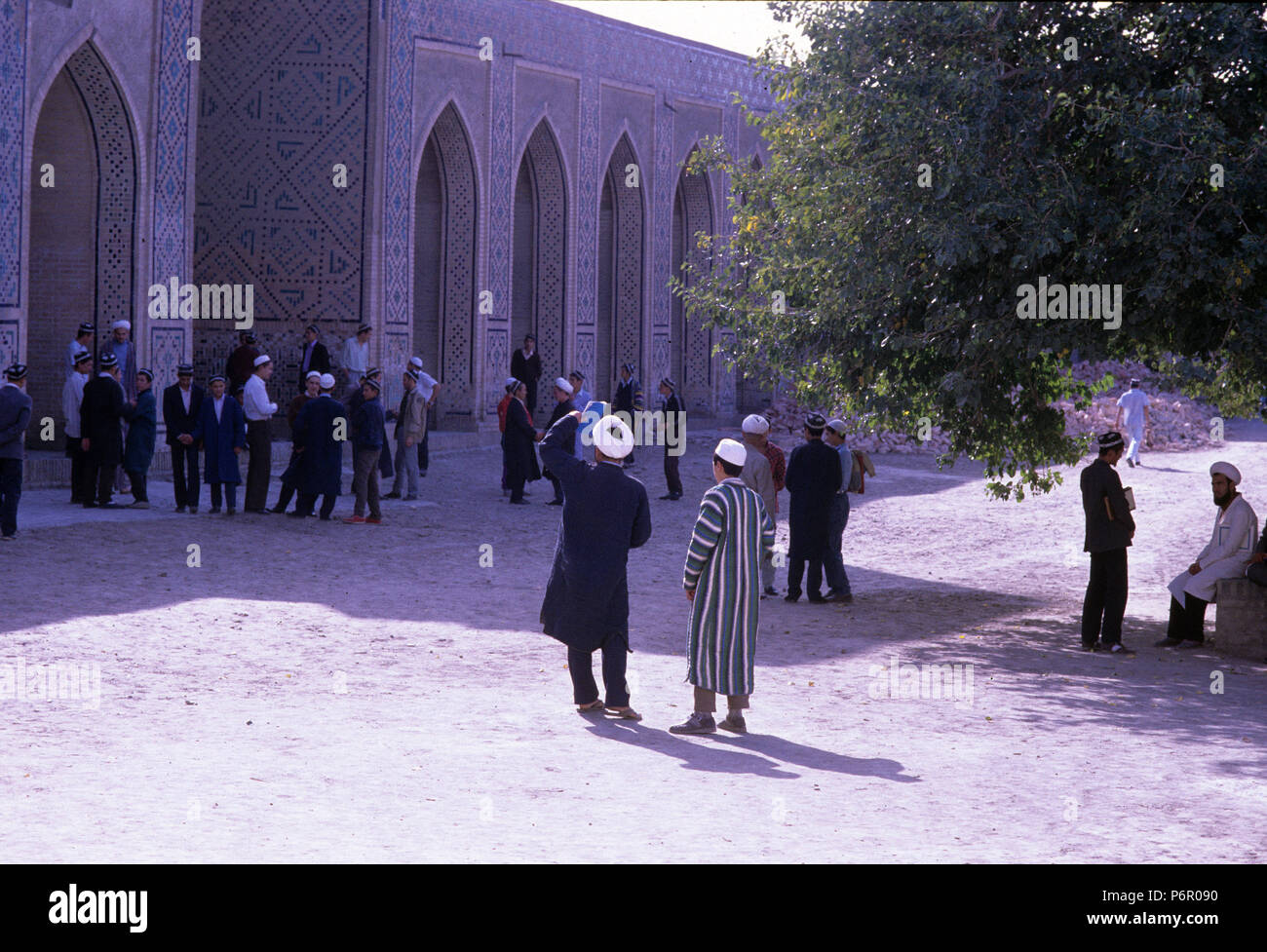 In a break, teachers and students of an Islamic Madrasa stay together in front of the building, undated analogue recording of October 1992. The historical, mostly Islamic center Bukharas was appointed in 1993 as a UNESCO World Heritage Site, the State of Uzbekistan achieved after the collapse of the Soviet Union on 01.09 .1991 his independence. Photo: Matthias Toedt/dpa central image/ZB/picture alliance | usage worldwide Stock Photo
