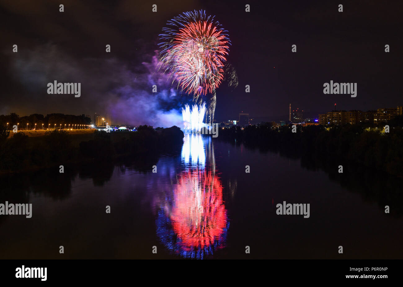 (180702) -- ZAGREB, July 2, 2018 (Xinhua) -- Fireworks light up the sky during the 18th International Fireworks Festival at Bundek Lake in Zagreb, Croatia, on July 1, 2018. (Xinhua/Sandra Simunovic) (jmmn) Stock Photo