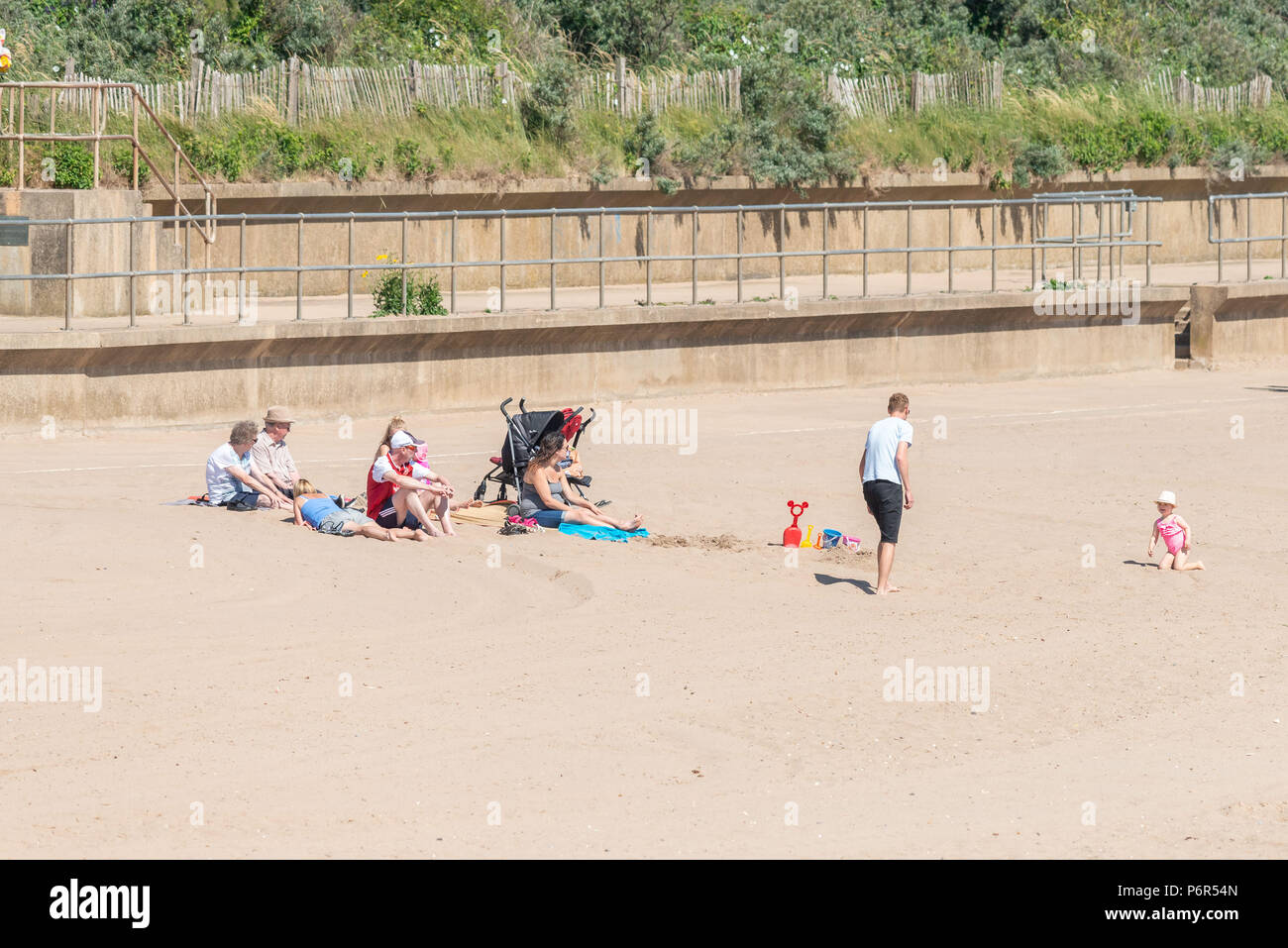 Skegness, UK, 2nd July 2018. Parents and children playing and sunbathing on the beach, enjoying the hot weather during a continued heatwave. Credit: Steven Booth/Alamy Live News Stock Photo